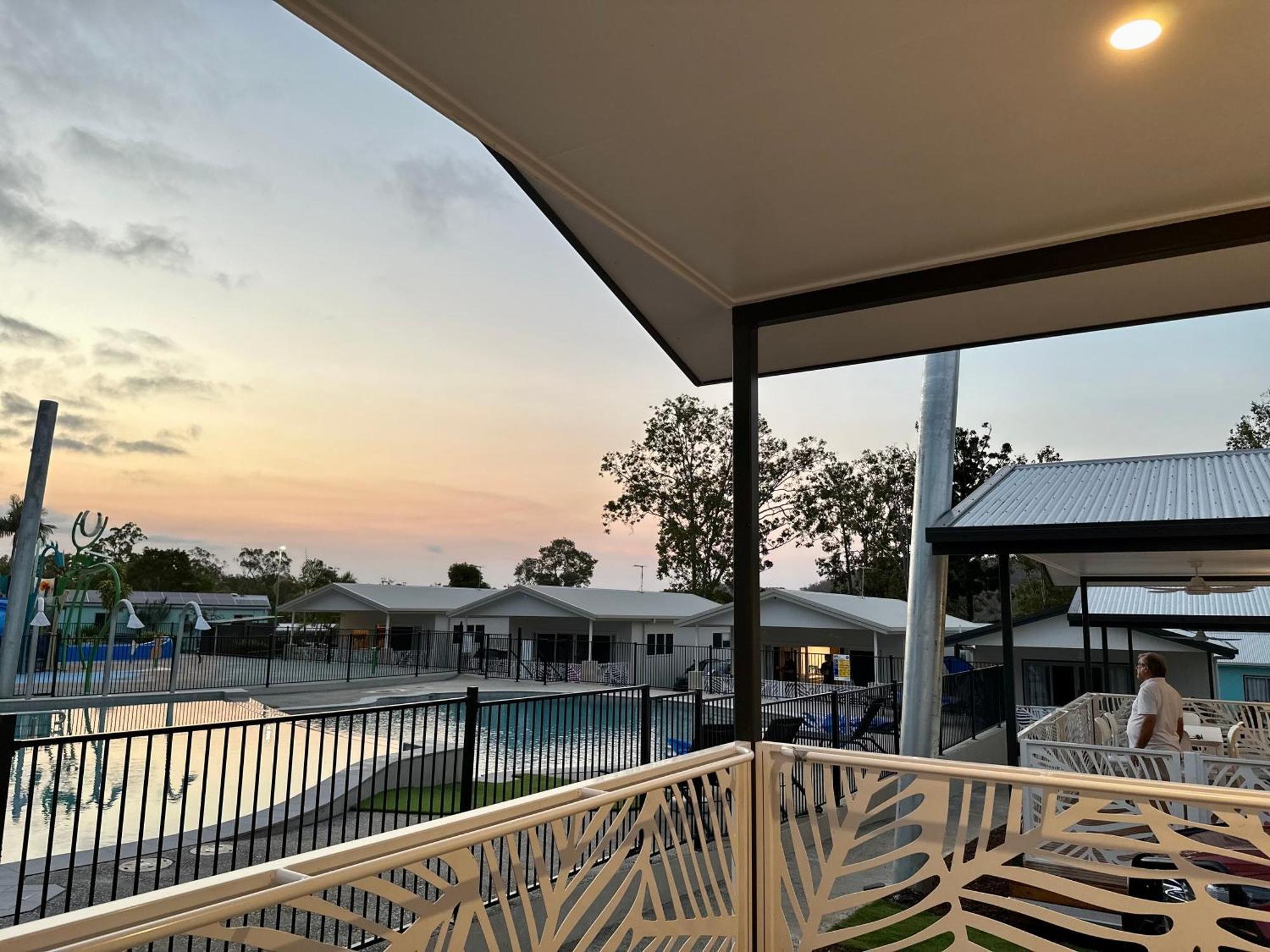 Lake Tinaroo Holiday Park Экстерьер фото
